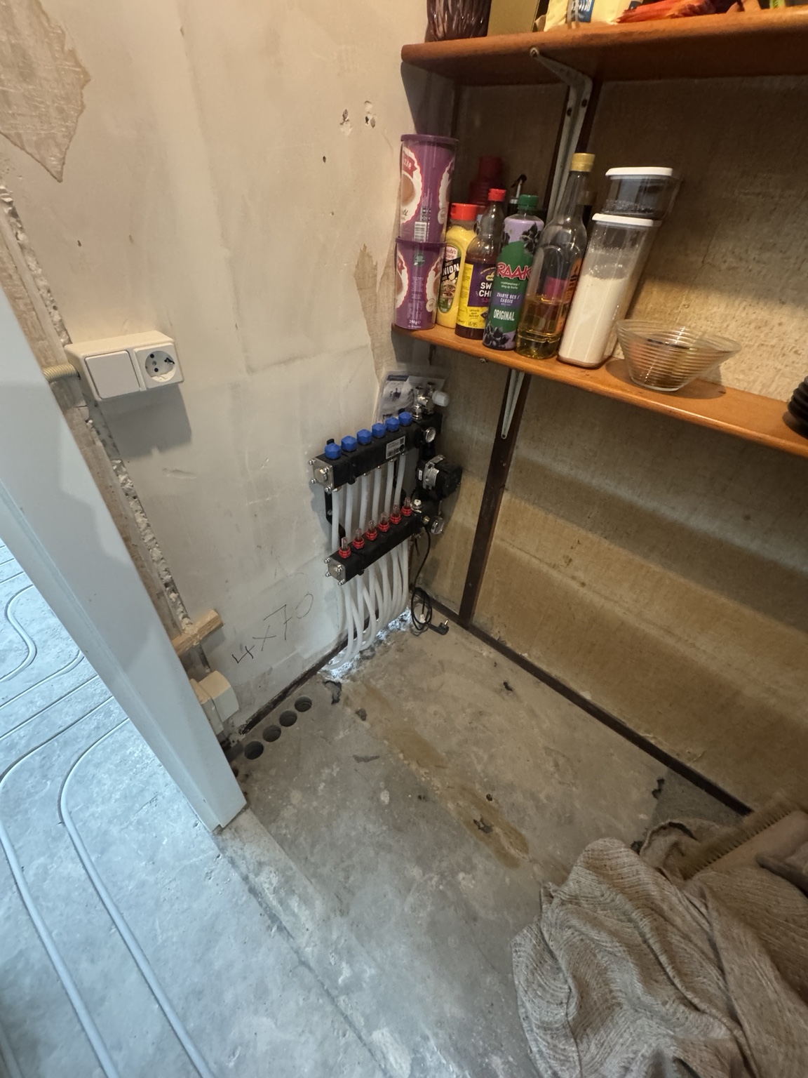 Vloerverwarmingsverdeler in de trappenkast bij het project van 45 m² in Arnhem