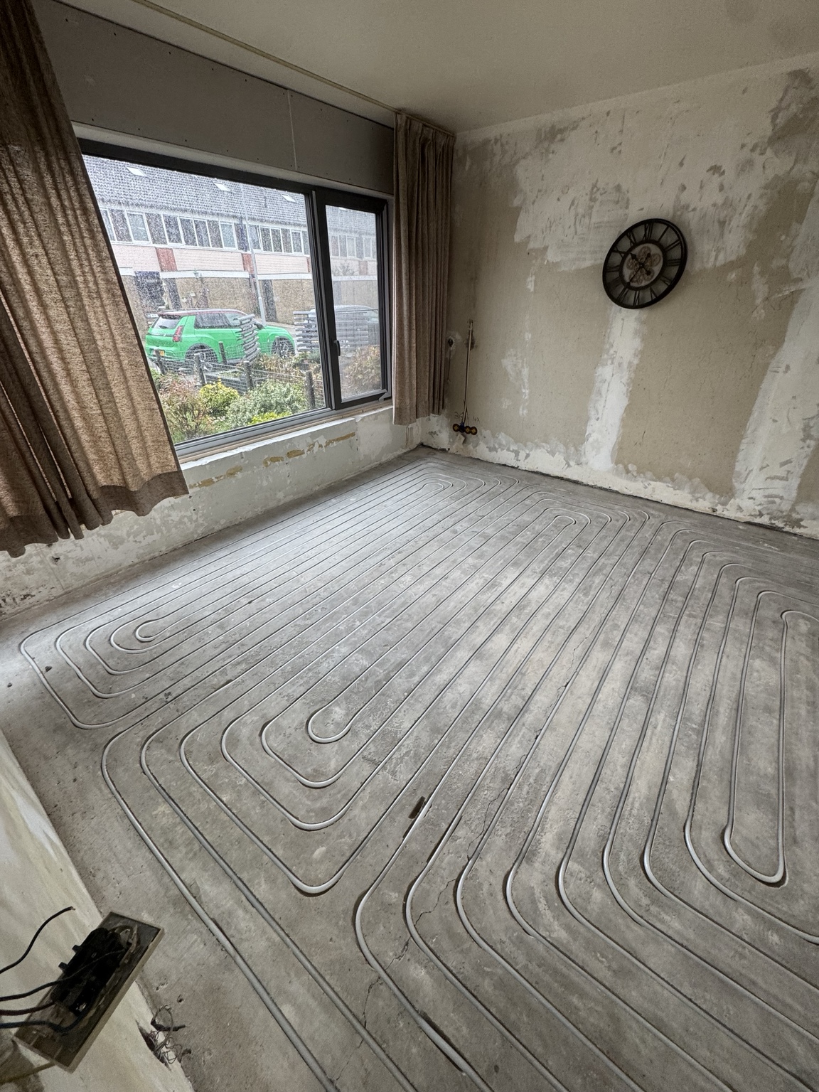 Overzicht van vloerverwarming in de zandcementvloer van de woonkamer in Arnhem