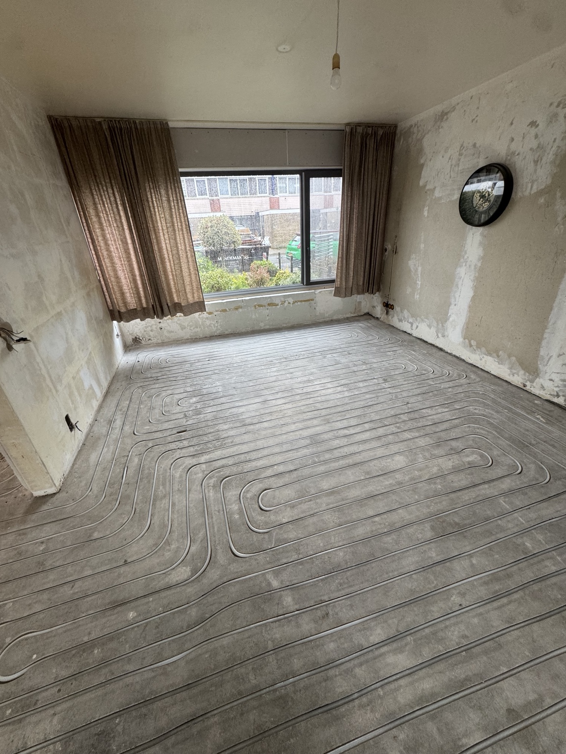 Ingefreesde vloerverwarming in de woonkamer in Arnhem