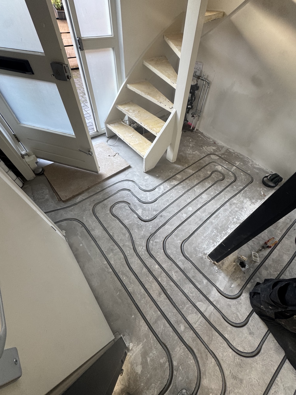 Ingefreesde vloerverwarming in de hal bij de trap in Doetinchem