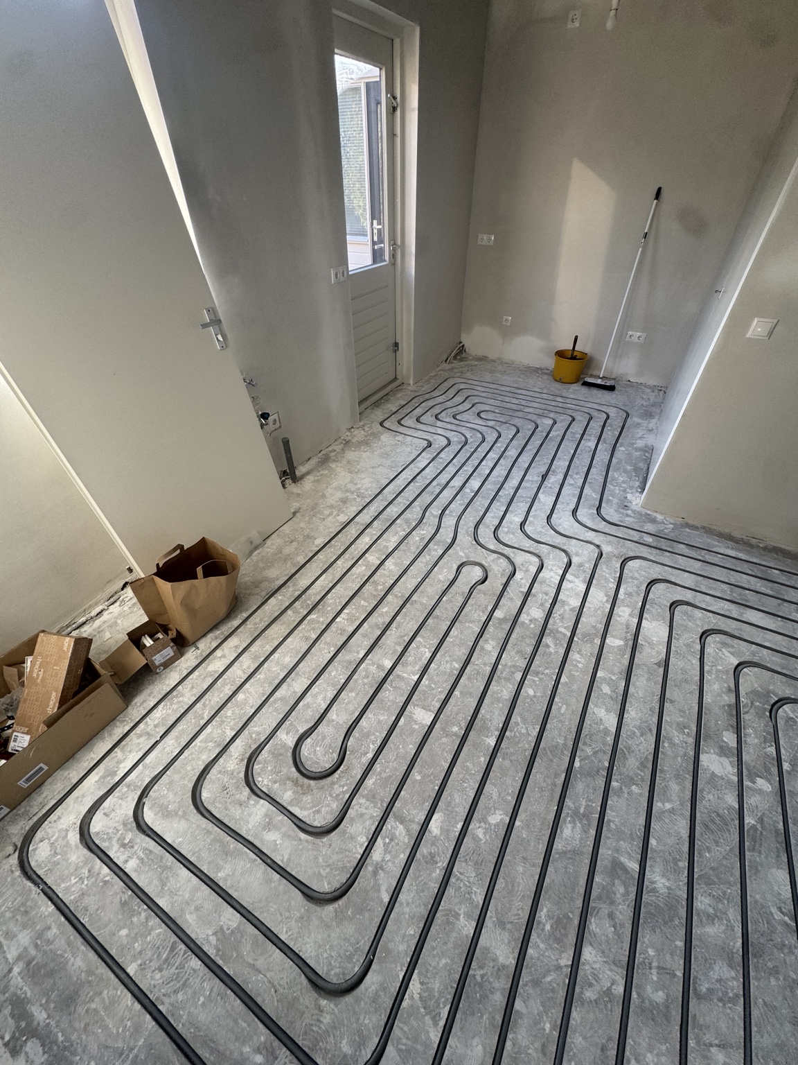 Ingefreesde vloerverwarming in zandcement bij het project van 35 m² in Doetinchem