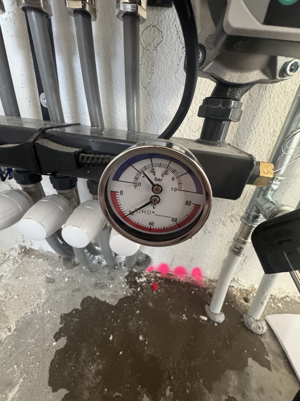 Manometer op de aangesloten vloerverwarmingsverdeler in Doetinchem