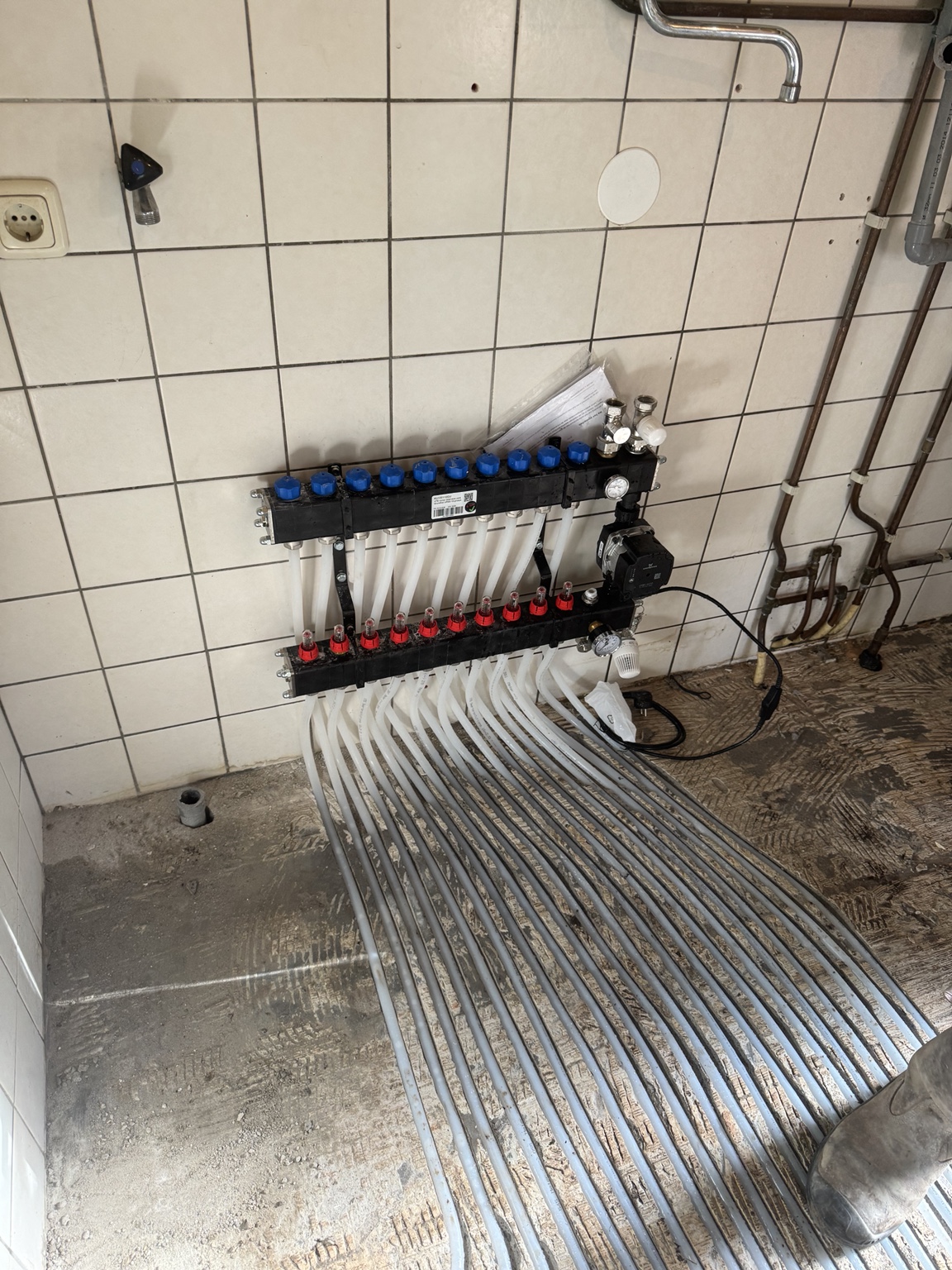 Vloerverwarmingsverdeler met aangesloten groepen bij het project van 85 m² in Heerenveen