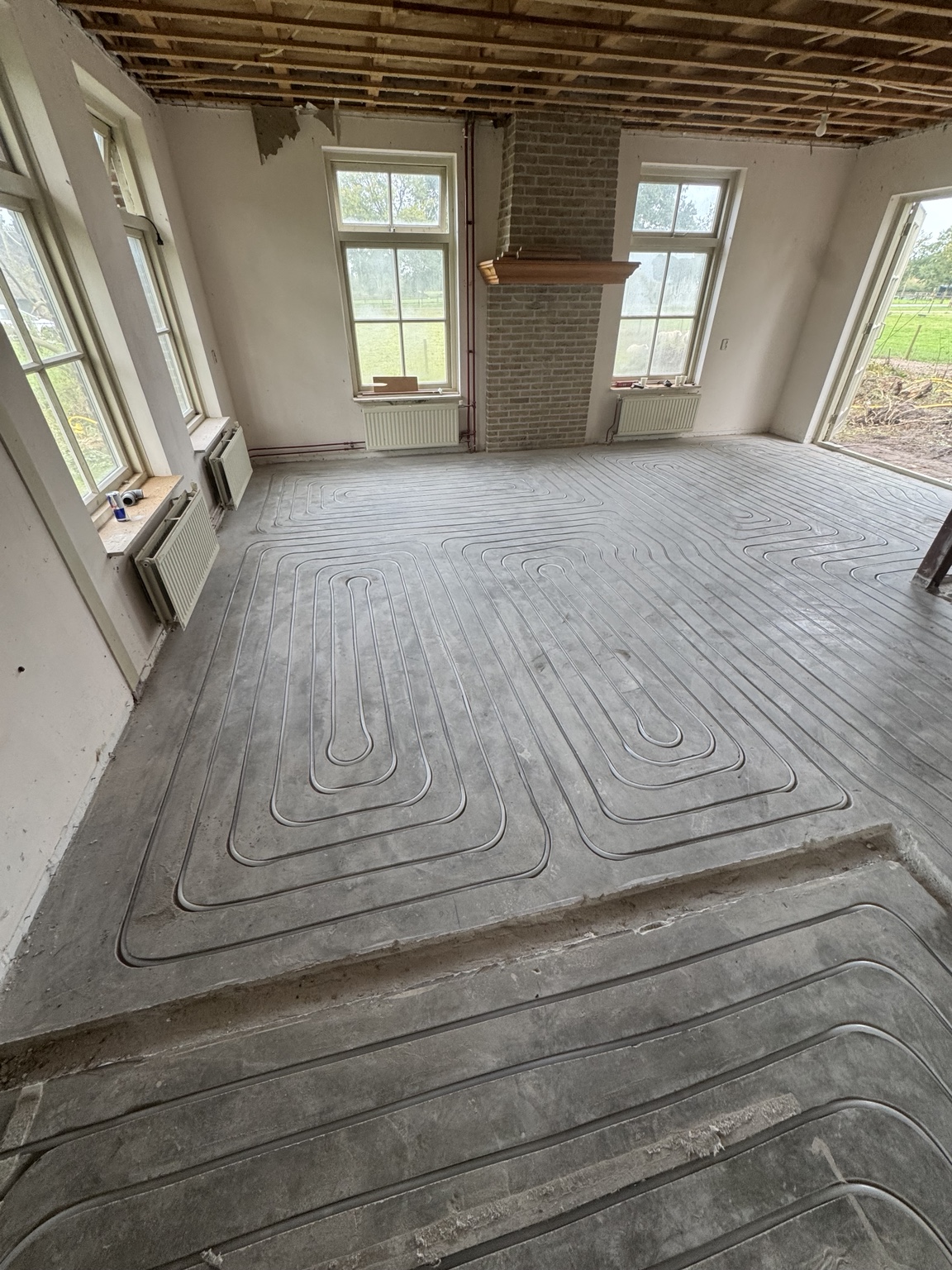 Overzicht van ingefreesde vloerverwarming in de woonkamer in Heerenveen
